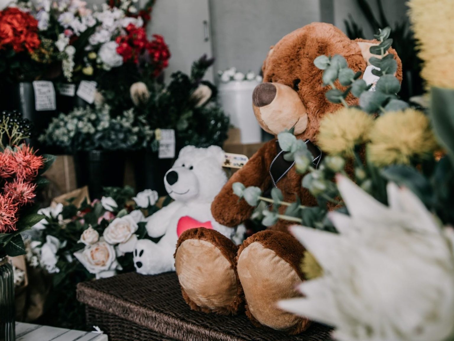 Image of teddy bears and flowers